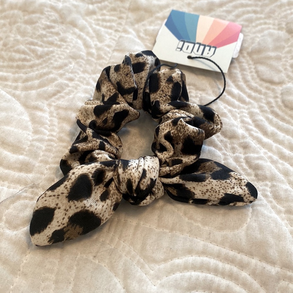 NWT Andi bow Scrunchie